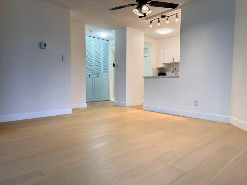 604 6455 WILLINGDON AVENUE - photo 4 of 6