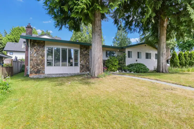 2560 127 STREET - photo 2 of 33