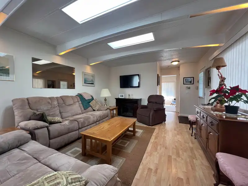 26 15875 20 AVENUE - photo 4 of 30