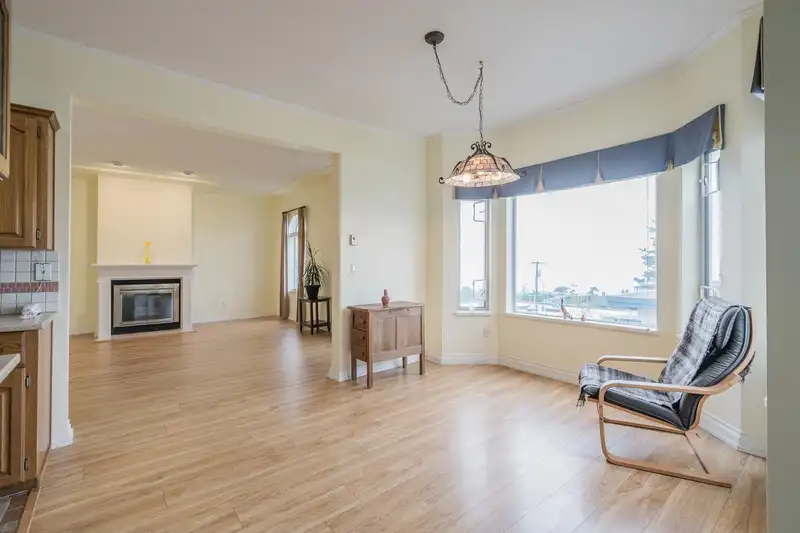 301 15130 PROSPECT AVENUE - photo 3 of 26