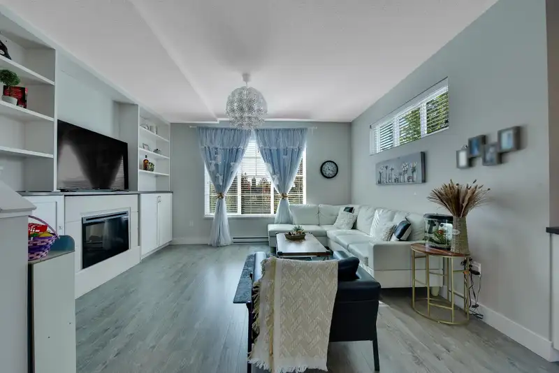 13 16228 16 AVENUE - photo 2 of 36