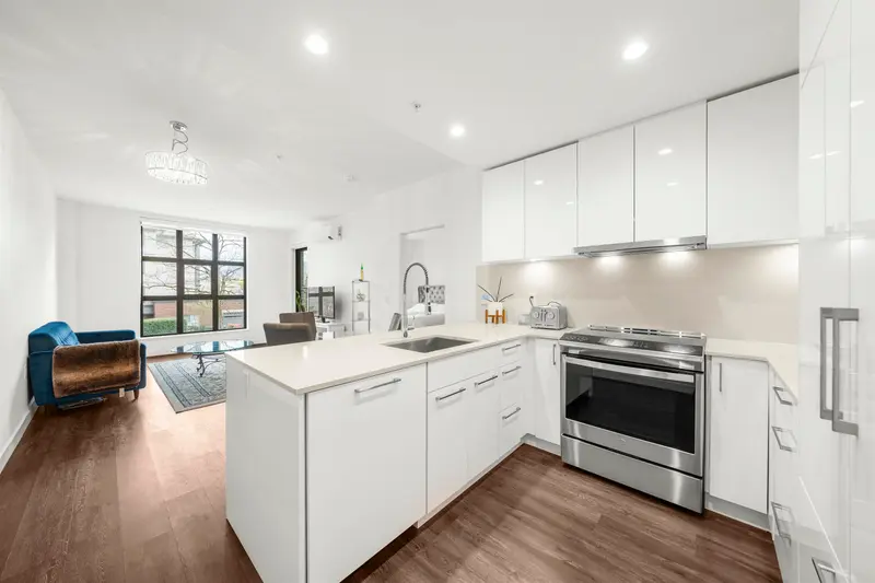 201 2446 SHAUGHNESSY STREET - photo 4 of 25