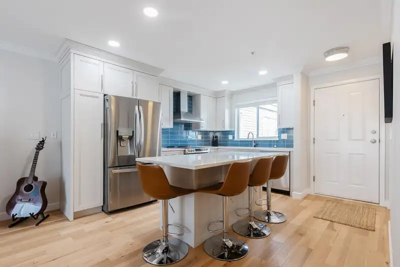 310 1153 VIDAL STREET - photo 2 of 26