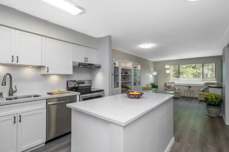 212 15991 THRIFT AVENUE - photo 1 of 25
