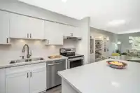 212 15991 THRIFT AVENUE - thumbnail 3