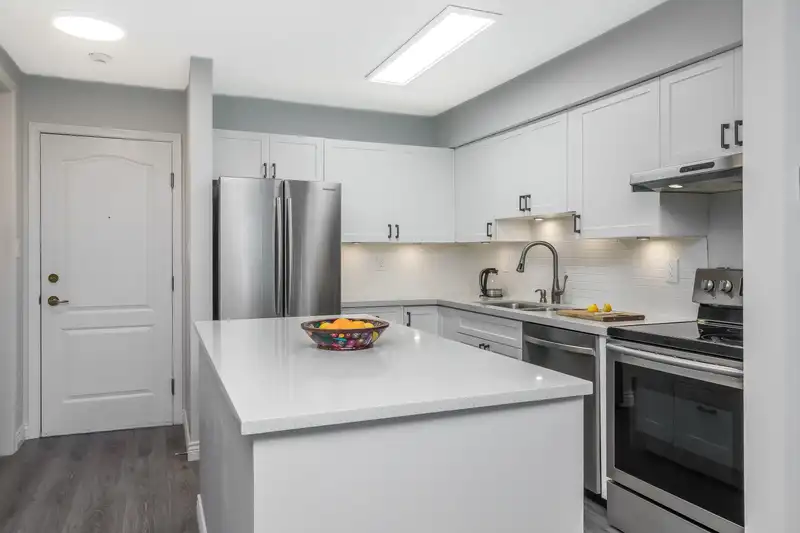 212 15991 THRIFT AVENUE - photo 4 of 25