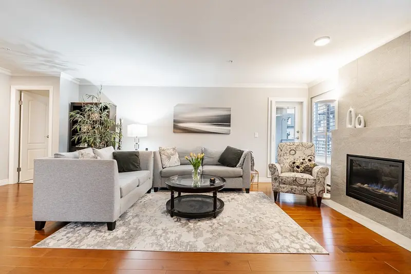 209 15272 20 AVENUE - photo 1 of 25