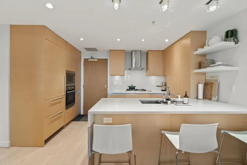 306 505 W 30TH AVENUE - photo 2 of 25