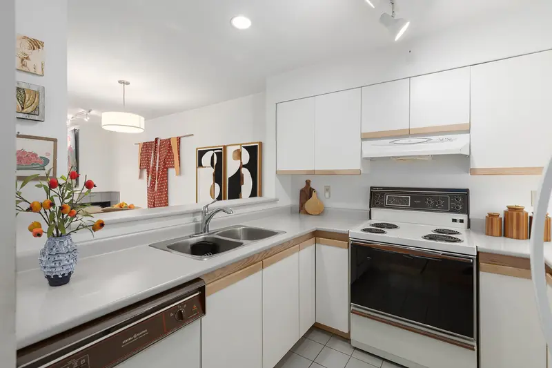 104 700 E PENDER STREET - photo 3 of 25