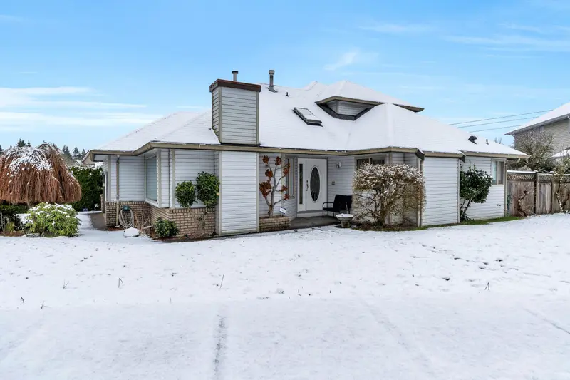 1372 OXFORD STREET - photo 3 of 25