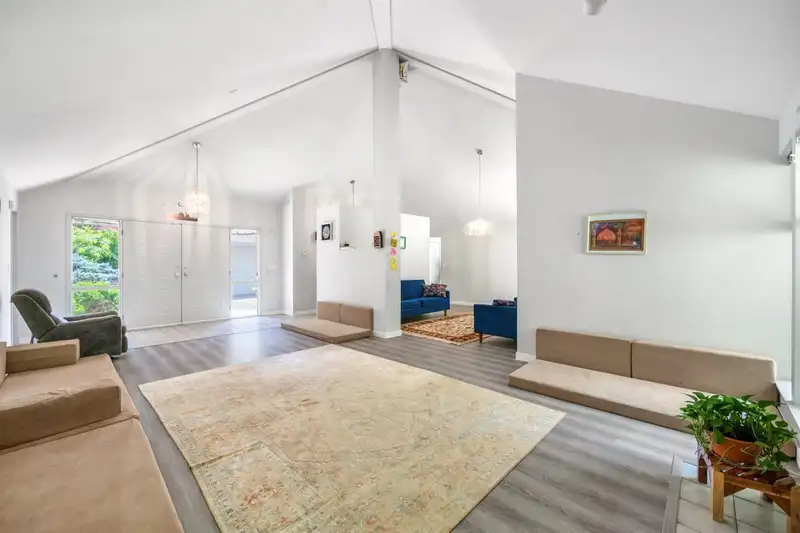 13553 25 AVENUE - photo 3 of 33