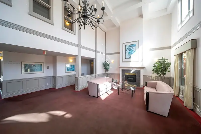 431 383 E 37TH AVENUE - photo 3 of 25