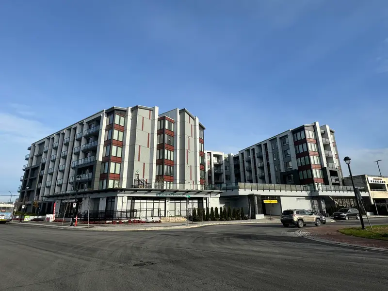 401 20360 LOGAN AVENUE - photo 2 of 9