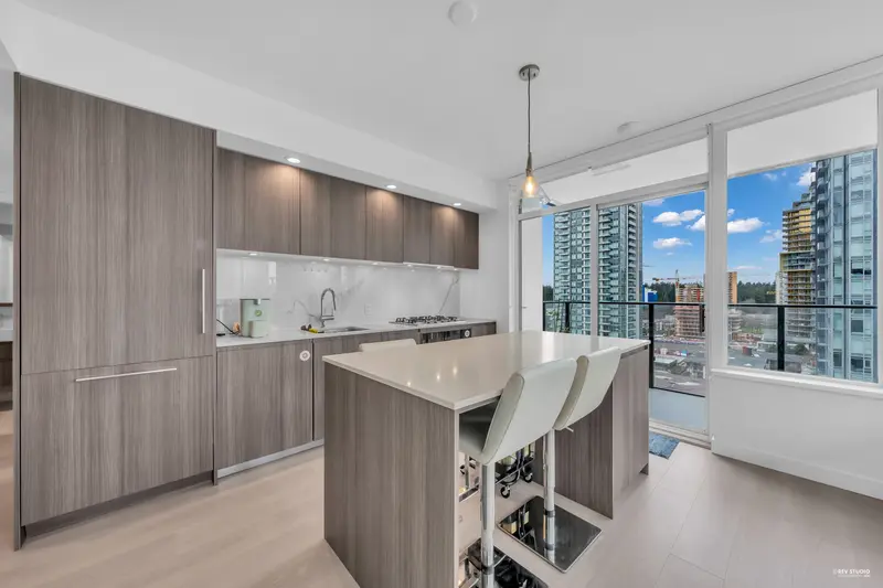 909 6537 TELFORD AVENUE - photo 2 of 25