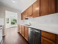 105 1460 MARTIN STREET - thumbnail 6