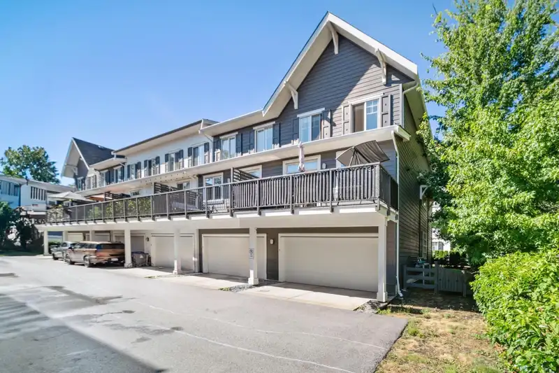 8 16357 15 AVENUE - photo 2 of 32