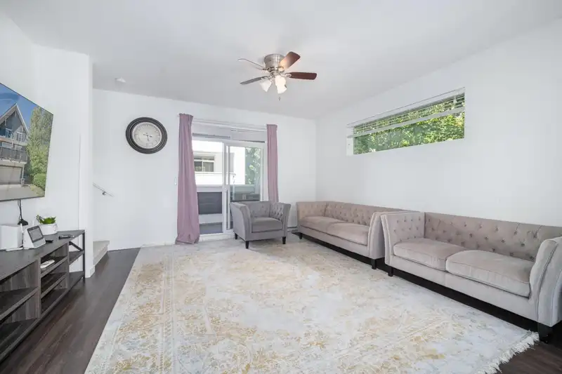 8 16357 15 AVENUE - photo 3 of 32