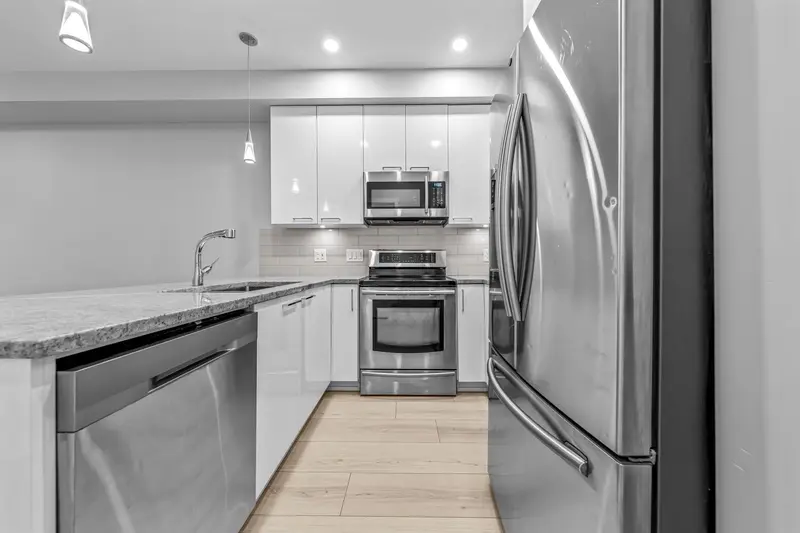 208 20175 53 AVENUE - photo 2 of 25