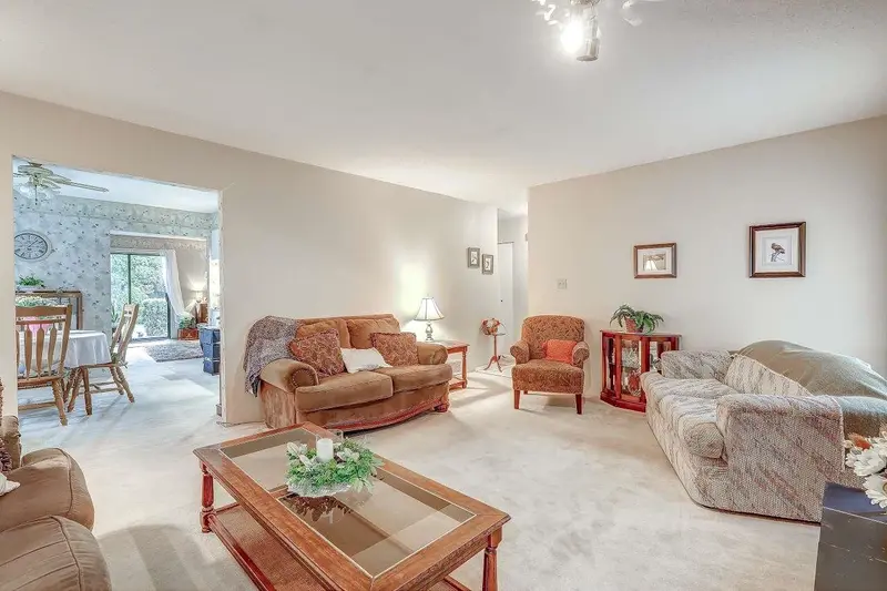 15584 98 AVENUE - photo 3 of 25