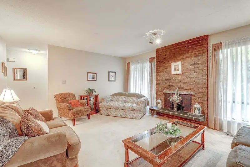 15584 98 AVENUE - photo 4 of 25