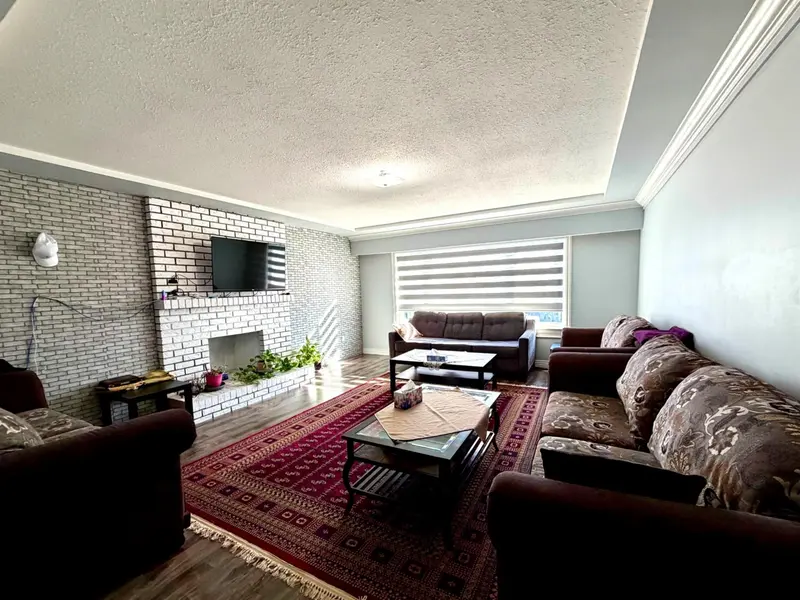 13443 91 AVENUE - photo 3 of 14