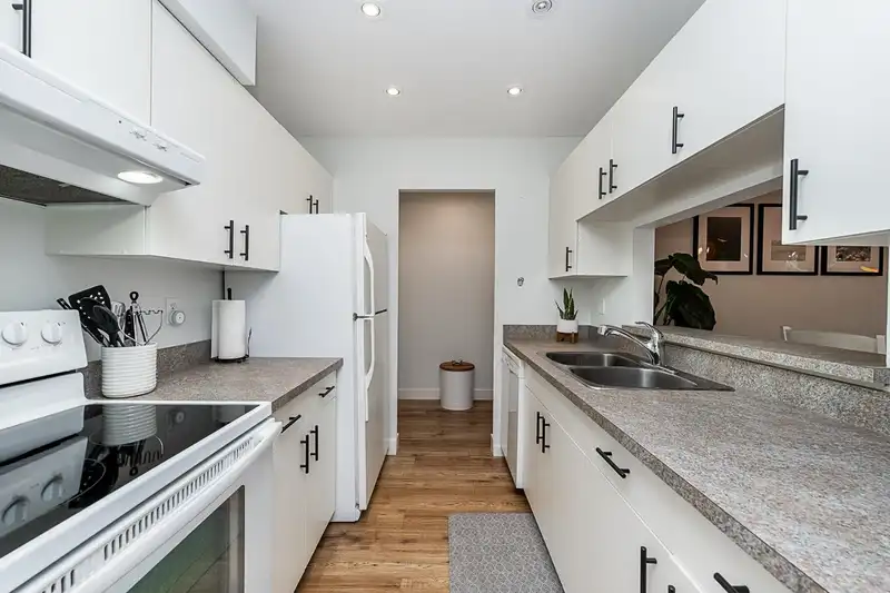 203 15991 THRIFT AVENUE - photo 2 of 27