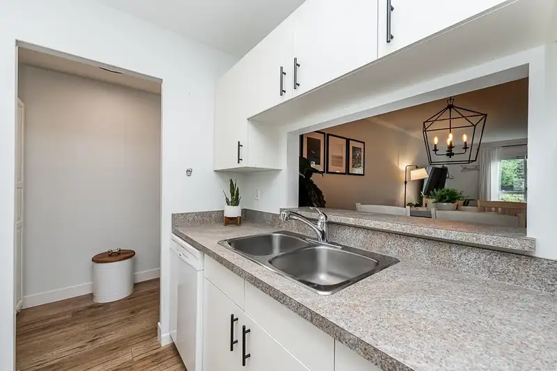 203 15991 THRIFT AVENUE - photo 3 of 27