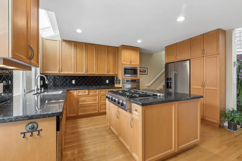 2333 BELLEVUE AVENUE - photo 3 of 24