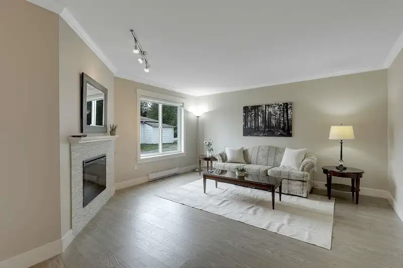 2 12952 17 AVENUE - photo 2 of 33
