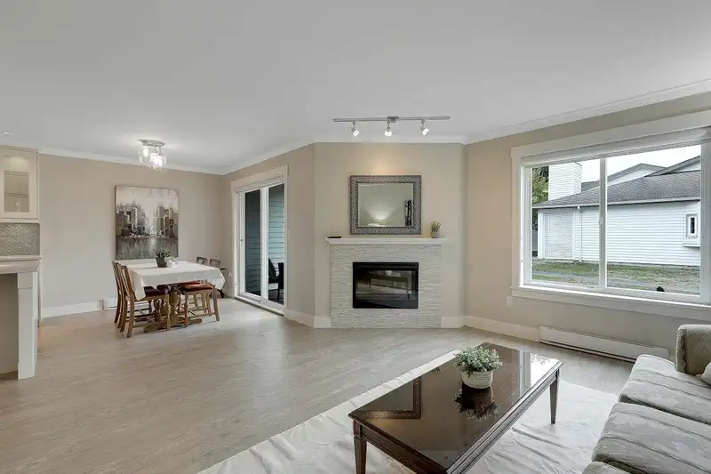 2 12952 17 AVENUE - photo 3 of 33
