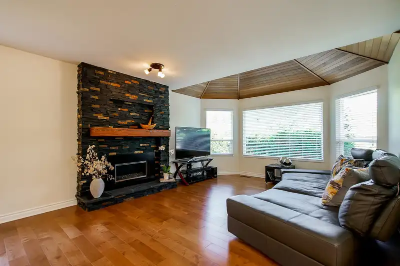 12926 19 AVENUE - photo 3 of 40