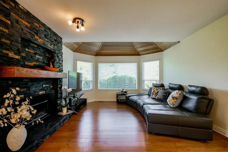 12926 19 AVENUE - photo 4 of 40