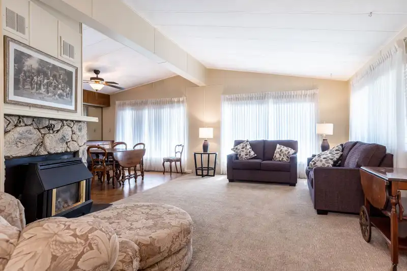 35 2120 KING GEORGE BOULEVARD - photo 4 of 38