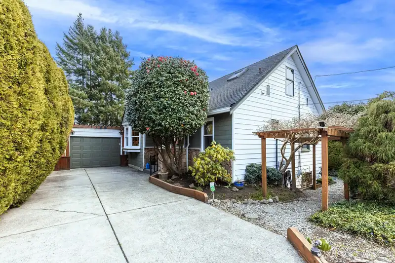 1196 HABGOOD STREET - photo 1 of 40