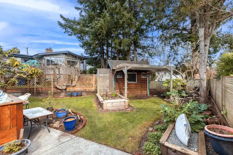1196 HABGOOD STREET - photo 4 of 40