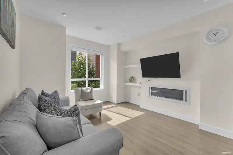 44 1670 160 STREET - photo 2 of 29