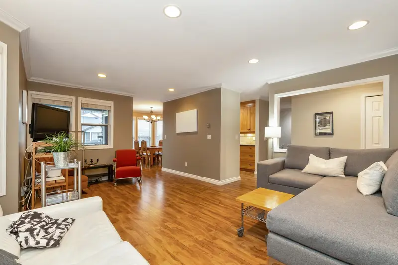 61 20554 118TH AVENUE - photo 4 of 25