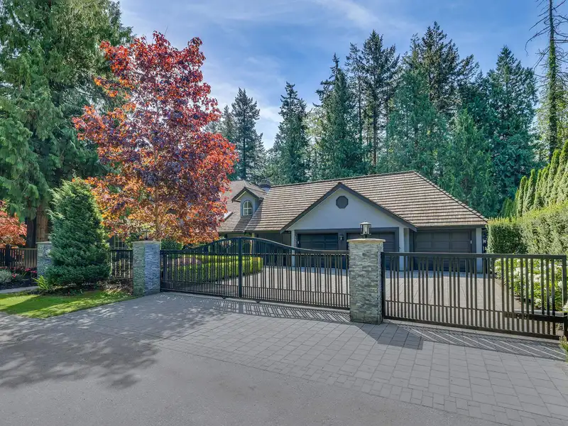 13556 18 AVENUE - photo 3 of 40