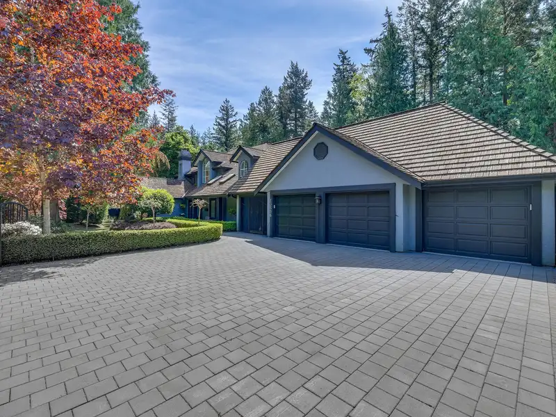13556 18 AVENUE - photo 4 of 40