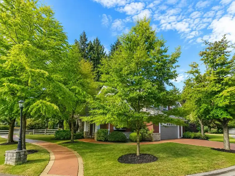 8 15055 20 AVENUE - photo 1 of 5