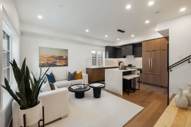 1 552 KASLO STREET - photo 1 of 25