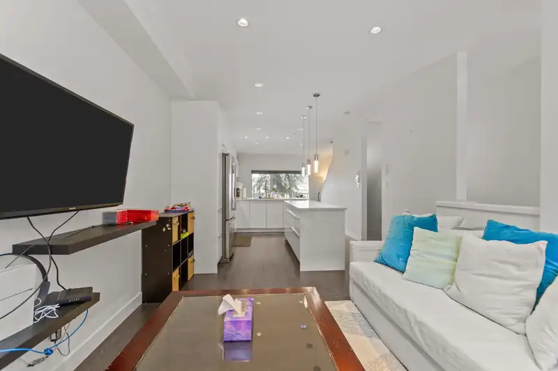 59 935 EWEN AVENUE - photo 3 of 20