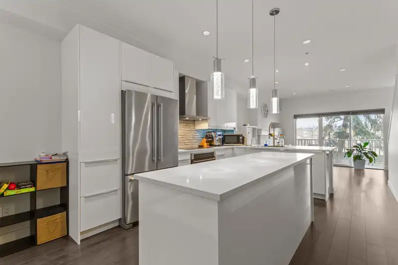 59 935 EWEN AVENUE - photo 4 of 20