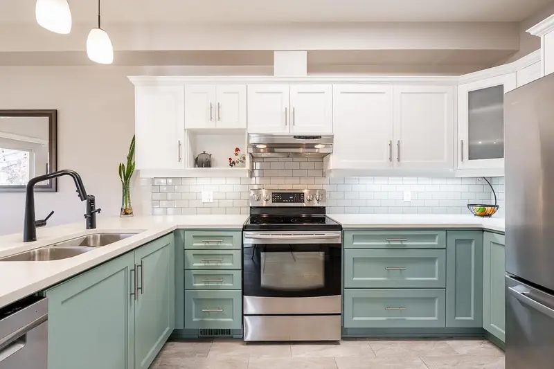 9 998 RIVERSIDE DRIVE - photo 1 of 25