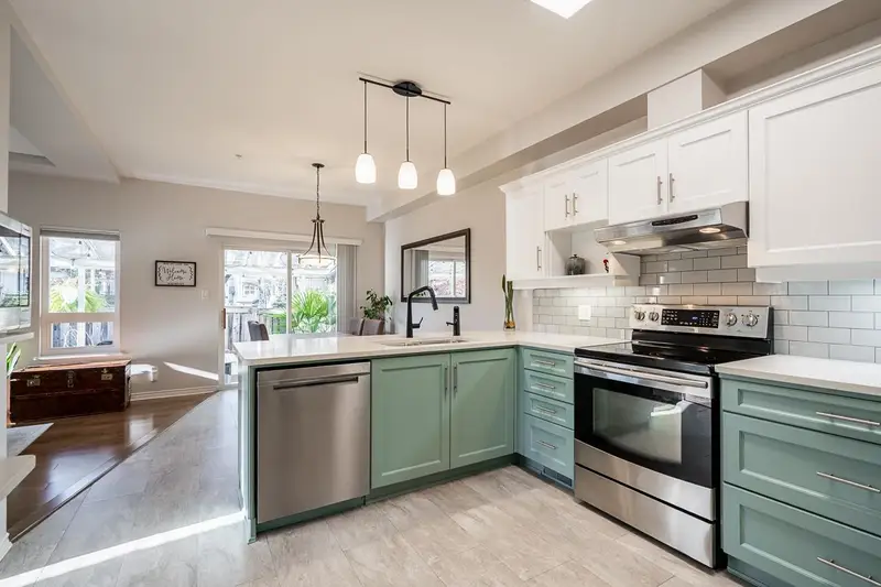 9 998 RIVERSIDE DRIVE - photo 2 of 25