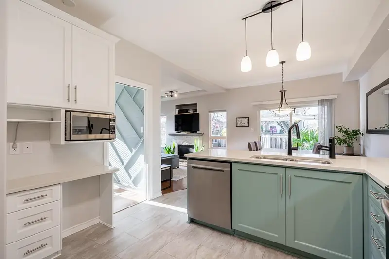 9 998 RIVERSIDE DRIVE - photo 3 of 25