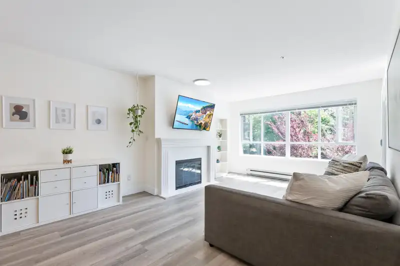 207 15375 17 AVENUE - photo 2 of 21