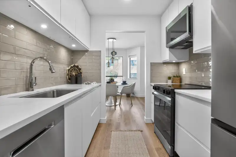 307 1460 MARTIN STREET - photo 2 of 26