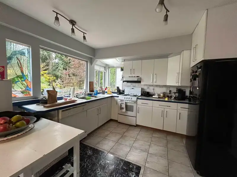 1381 EVERALL STREET - photo 4 of 23