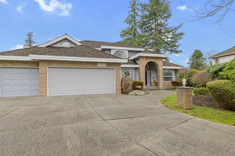 13913 25A AVENUE - photo 2 of 38